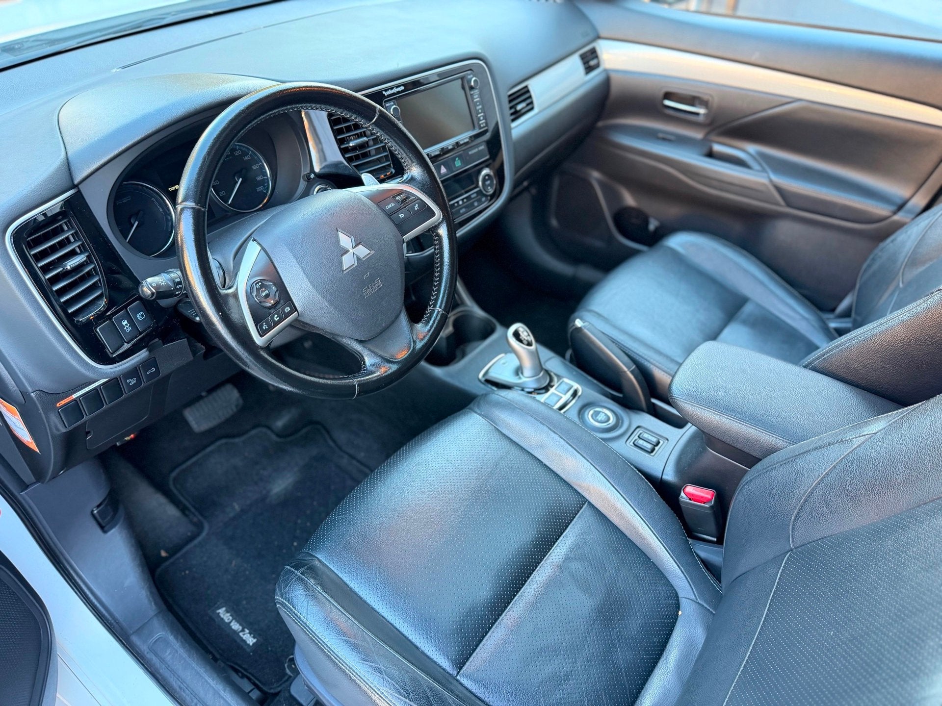 Mitsubishi Outlander 2.0 PHEV | LEER | DAKJE | TREKHAAK | ST, Auto's, Zwart, 4 cilinders, Wit, Vierwielaandrijving