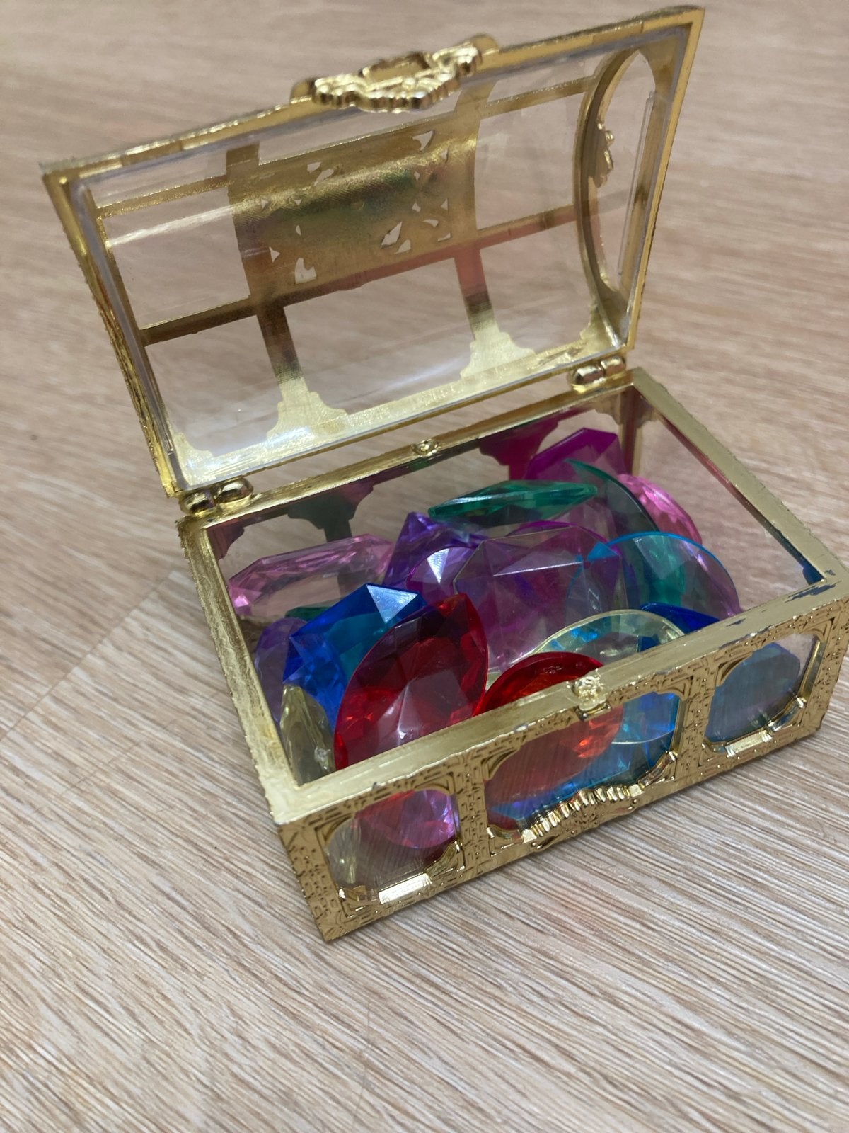 Klein gouden schatkistje met nep edelstenen, Ophalen of Verzenden, Zo goed als nieuw
