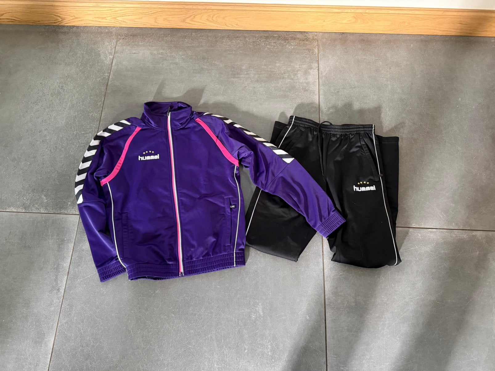 Te koop: paars/zwart trainingspak, Hummel, mt 152, Ophalen of Verzenden, Zo goed als nieuw, Jongen of Meisje, Sport- of Zwemkleding
