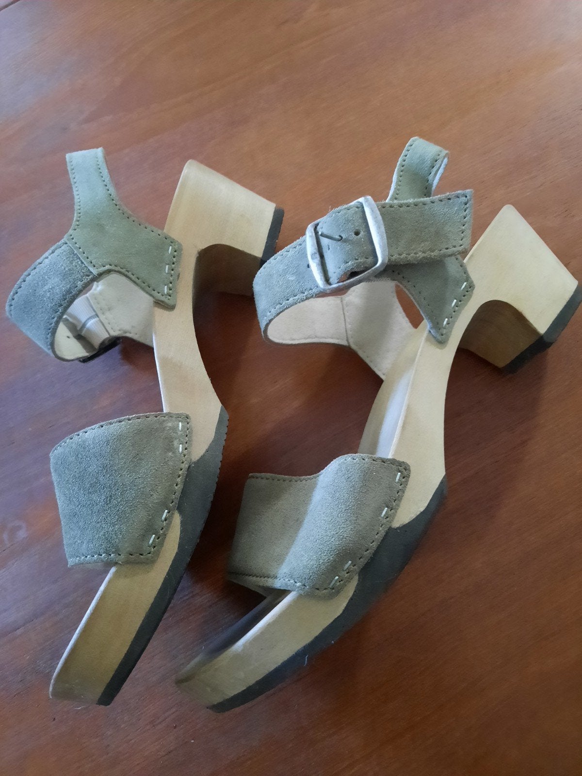 mooie suede  clogs licht khaki/ bruin maat 43, Ophalen of Verzenden, Zo goed als nieuw, Bruin