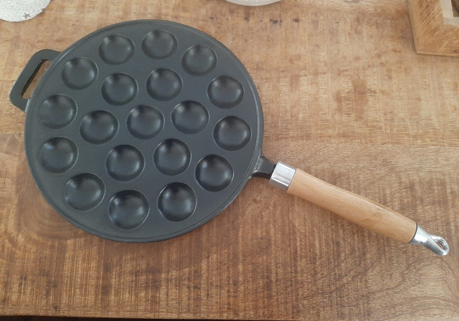 Gietijzeren poffertjespan met houten handvat, Ophalen, Nieuw, Gietijzer