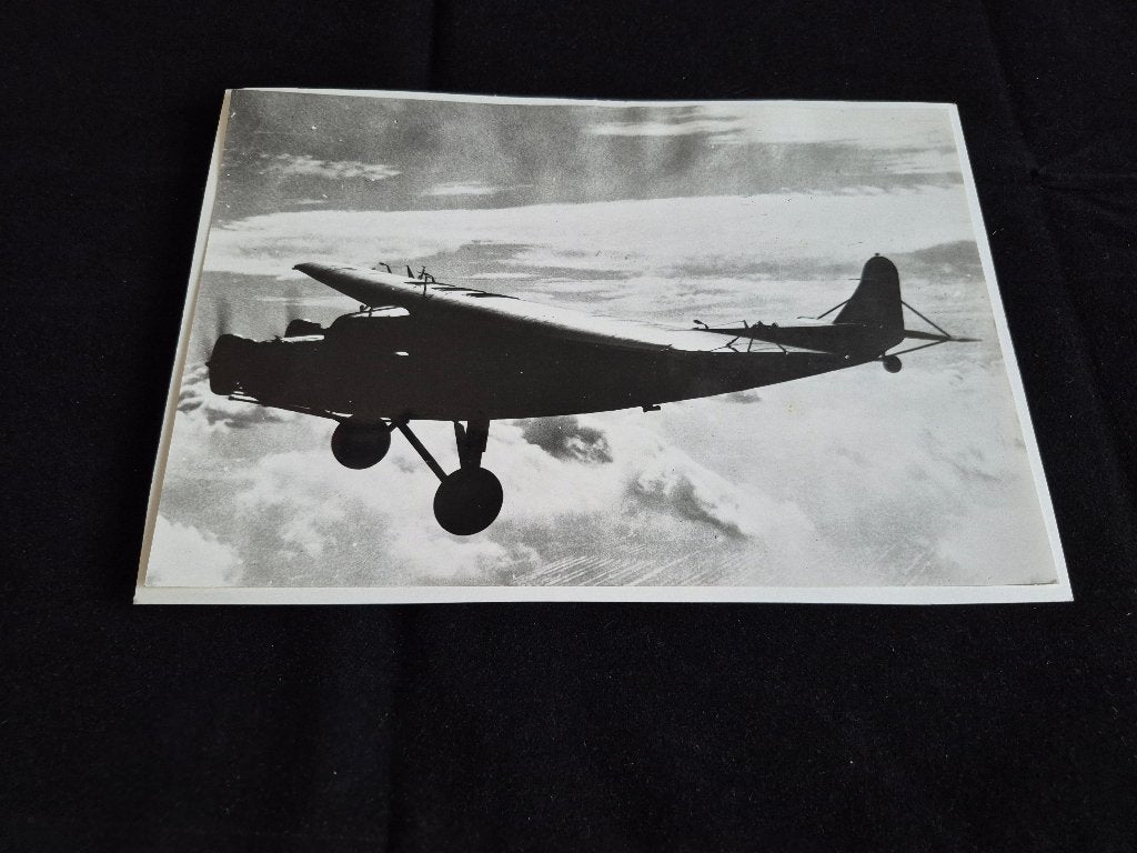 Foto van een KLM Fokker F.18 (F1065), Verzamelen, Ophalen of Verzenden, Gebruikt, Kaart, Foto of Prent