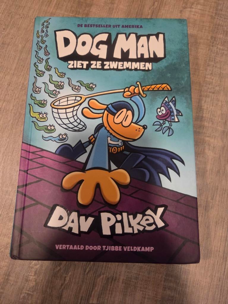 Dog Man: Ziet Ze Zwemmen - Dav Pilkey (Zo goed als nieuw, Ophalen of Verzenden, Zo goed als nieuw, Dav Pilkey, Fictie algemeen