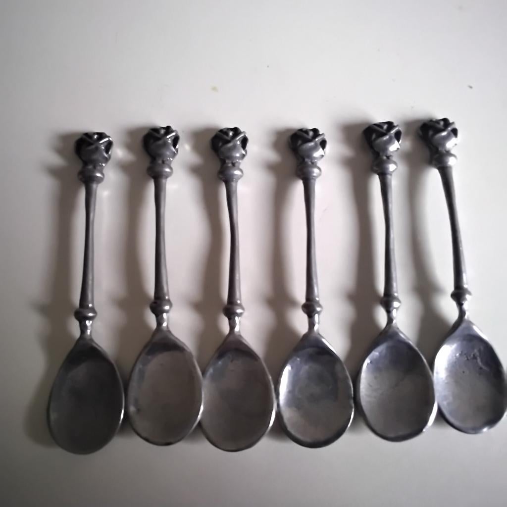 6 tinnen lepeltjes  met roosjes, Ophalen of Verzenden, Rvs of Chroom