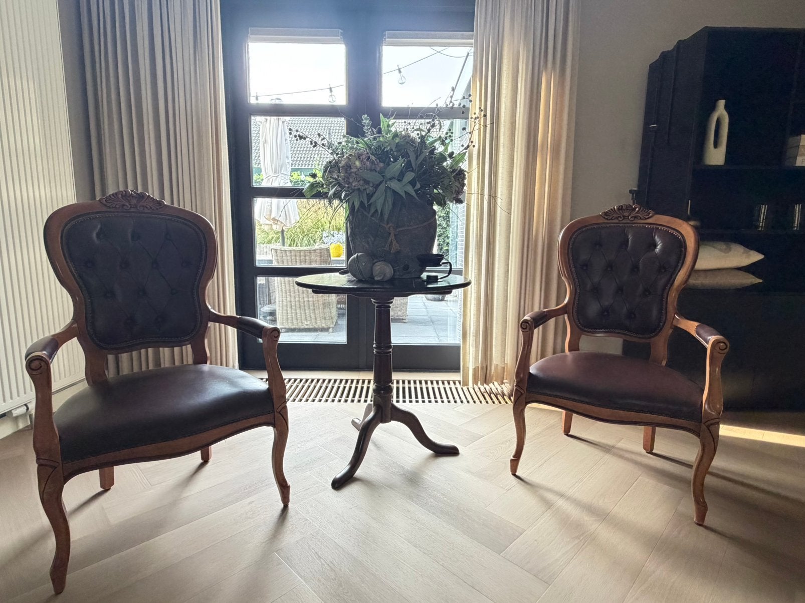 2 klassieke leren fauteuils – capitonné – Louis XV stijl, Ophalen