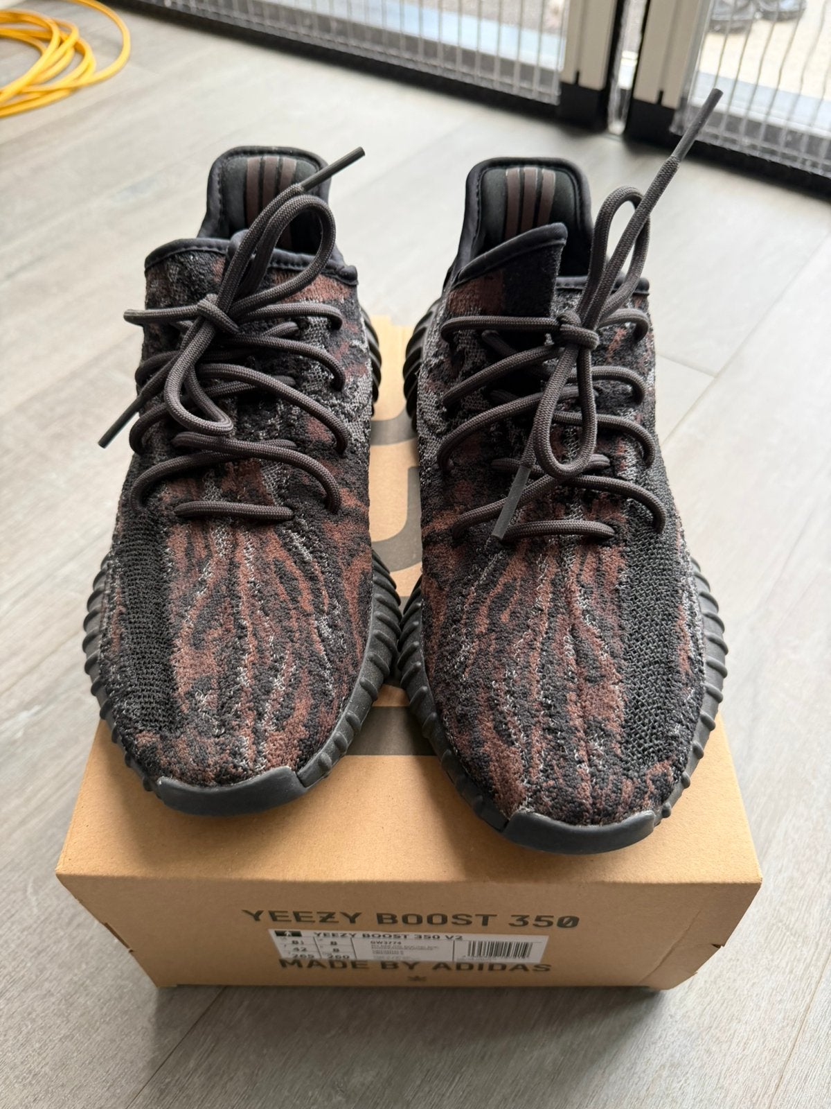 Yeezy Boost 350 V2 MX Rock maat 42, Kleding | Heren, Ophalen, Zo goed als nieuw, Zwart