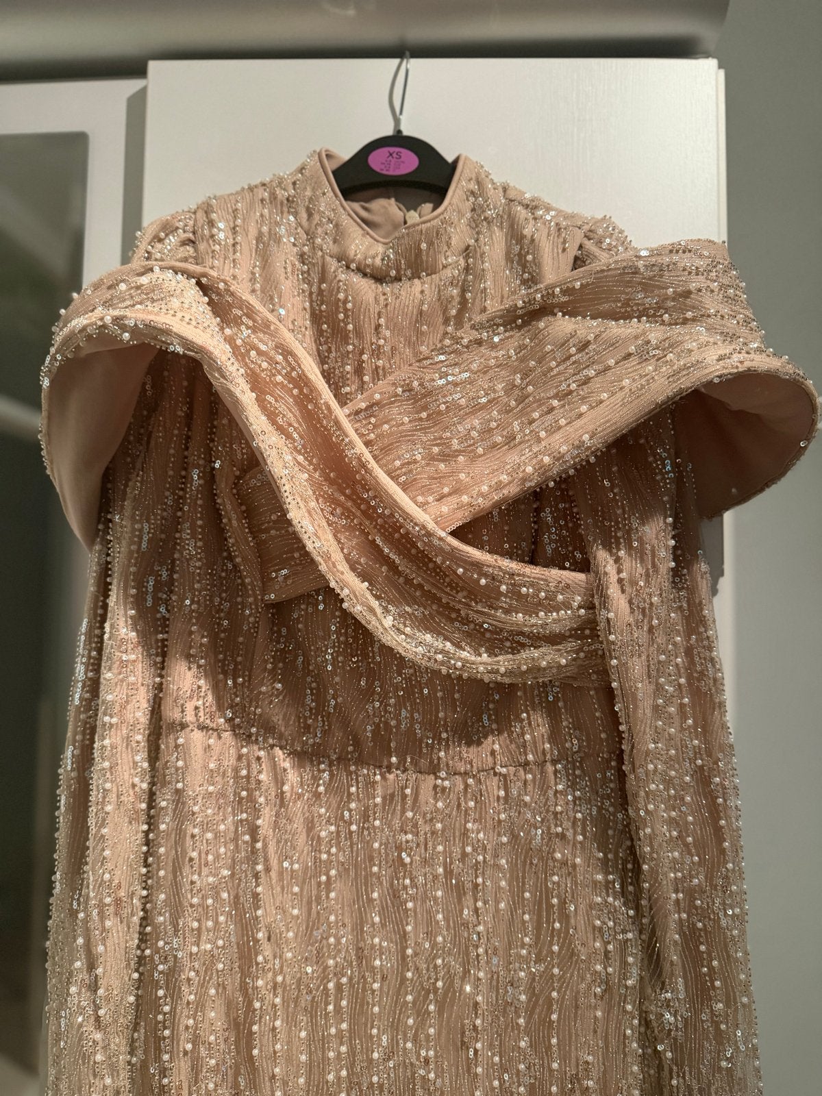 Elegante Galajurk met kralen en off-shoulder detail, Kleding | Dames, Gelegenheidskleding, Galajurk, Beige, Ophalen of Verzenden