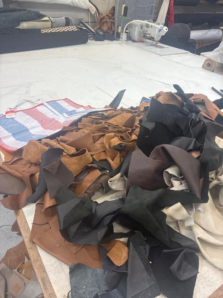 Ruim 14 kg leerrestanten - Diverse kleuren en maten, Verzenden, Nieuw, Overige kleuren, Leer of Kunstleer