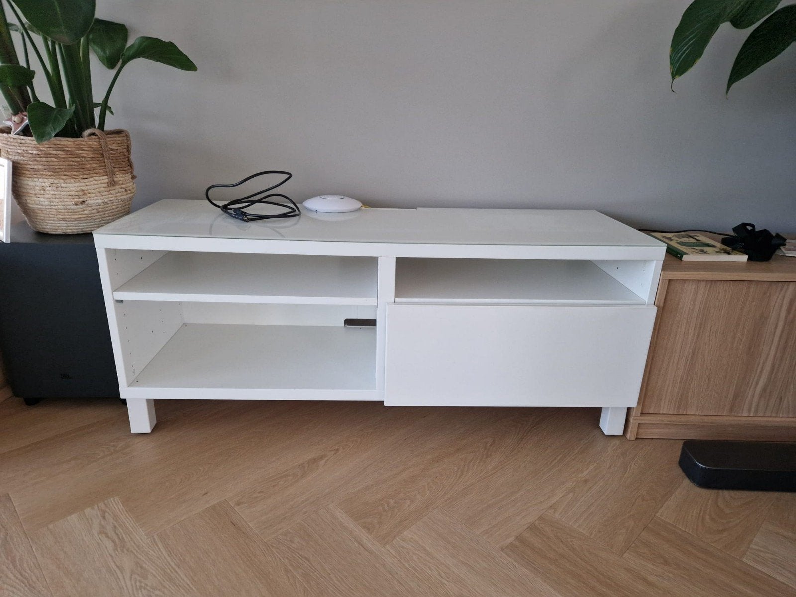 Ikea Besta TV-meubel met lade en glazen blad, Huis en Inrichting, Kasten | Televisiemeubels, Ophalen, Gebruikt, 100 tot 150 cm
