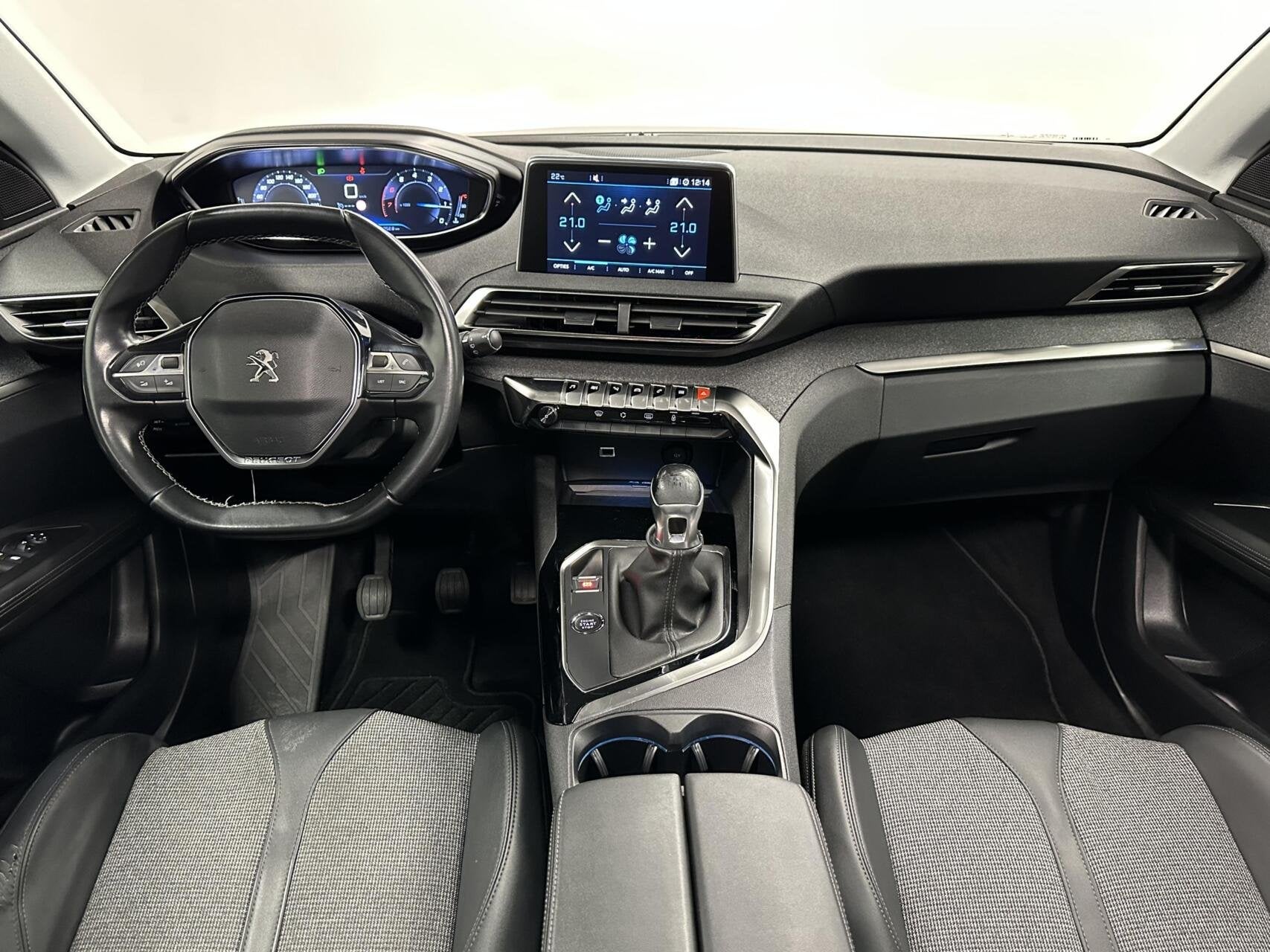 Peugeot 3008 1.2 PureTech Blue Lease Premium PANO CAMERA NAV, Auto's, Voorwielaandrijving, Gebruikt, 1199 cc, Leder en Stof