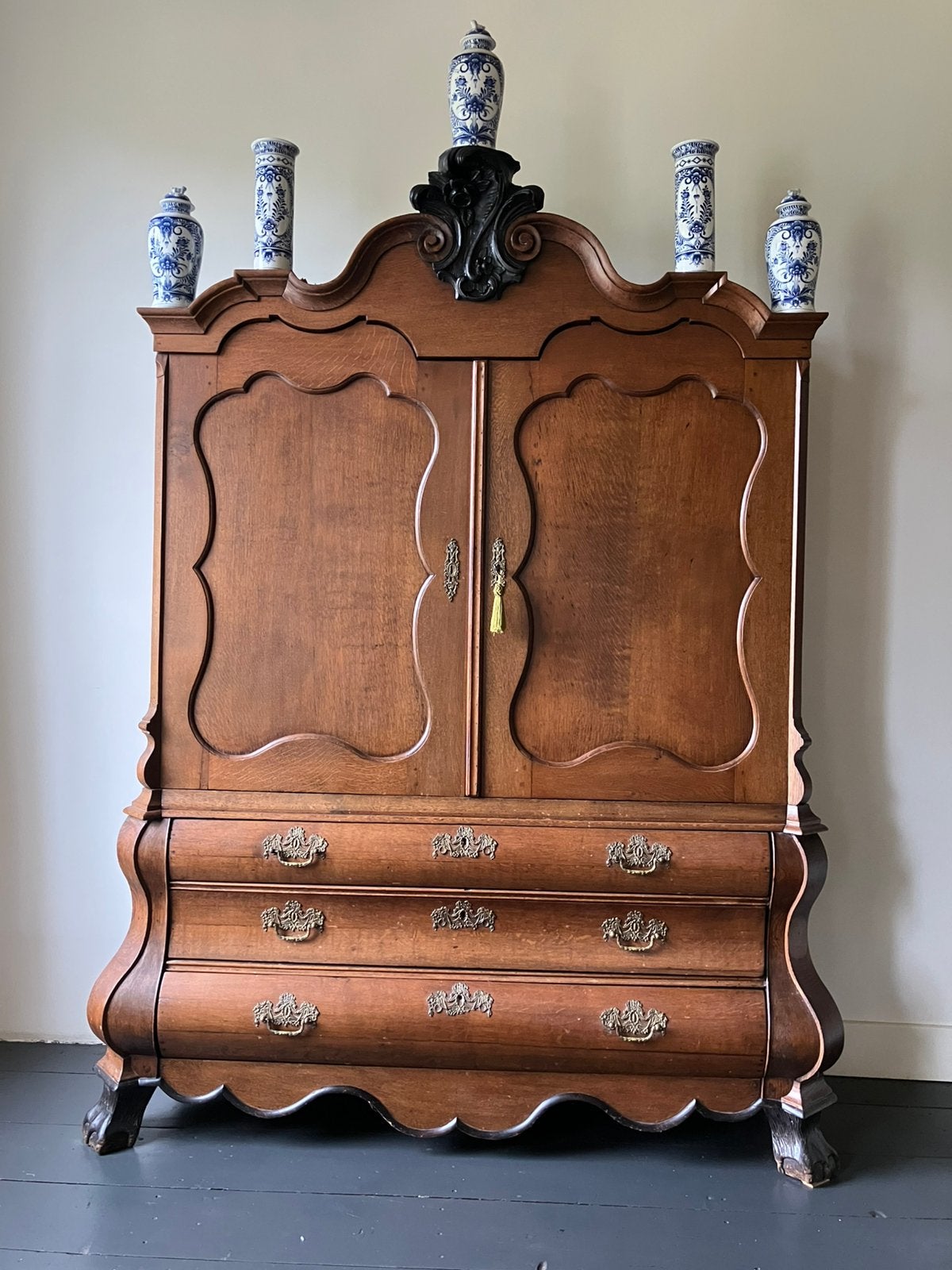 Antiek eiken kabinet met snijwerk en vazenstel, Antiek en Kunst, Antiek | Meubels | Kasten, Ophalen