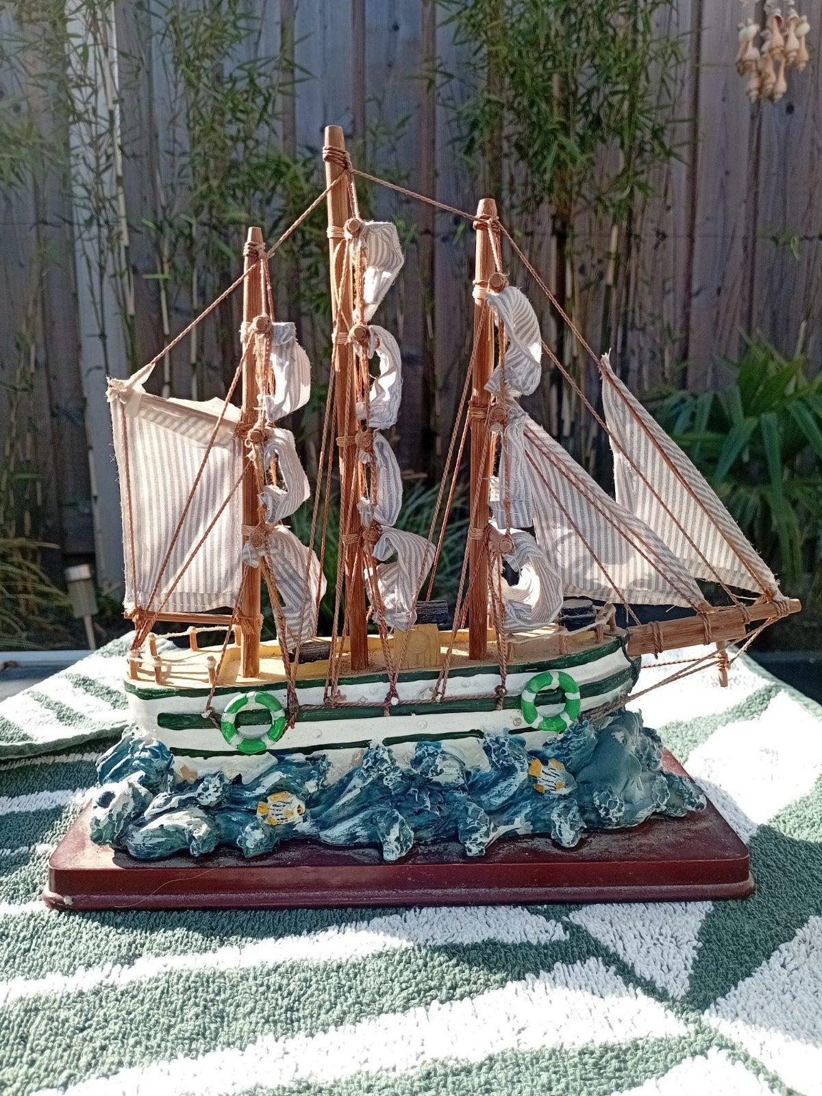 Decoratief scheepsmodel - Zeilboot op golven, Ophalen of Verzenden, Gebruikt
