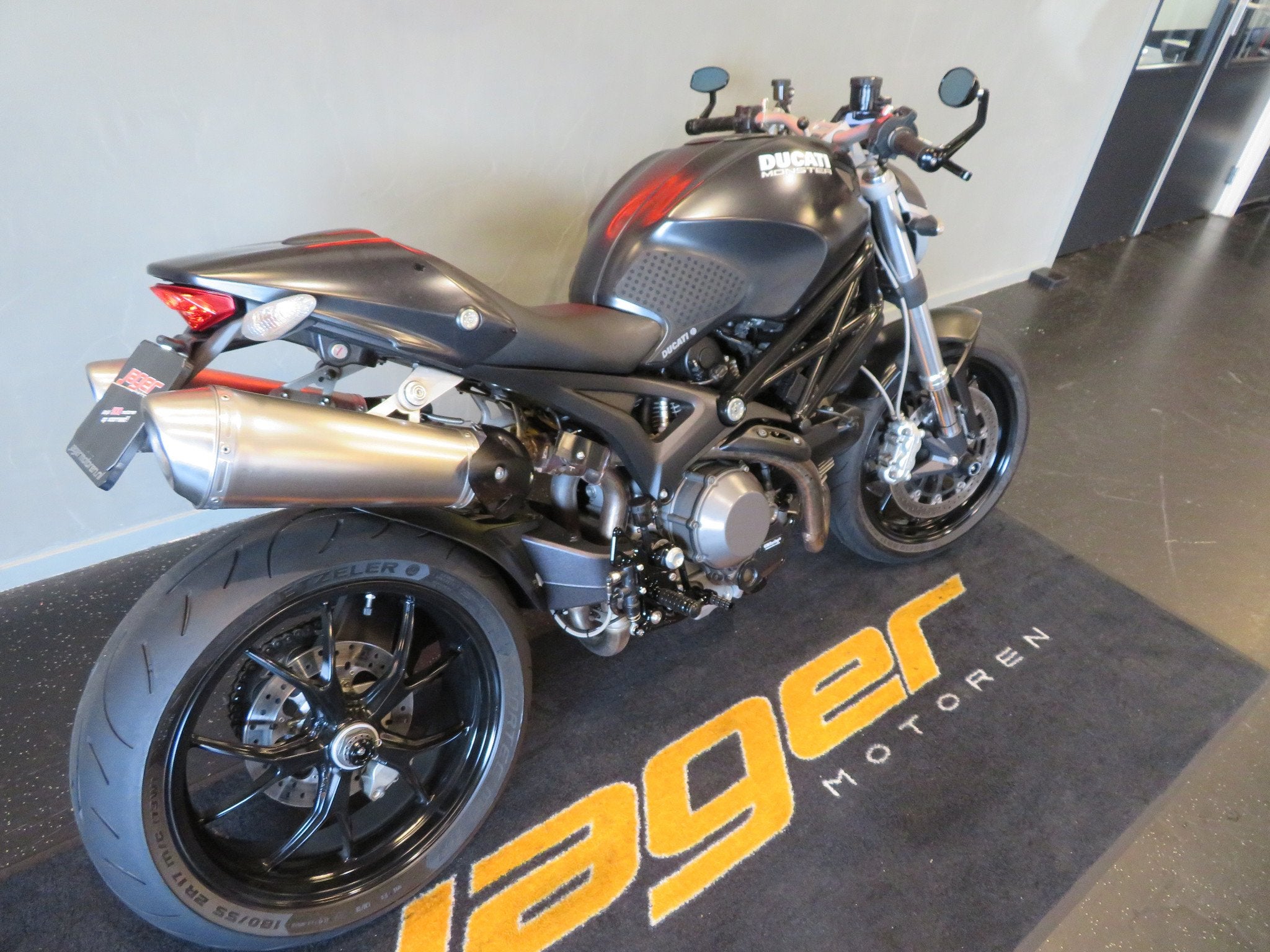 Ducati MONSTER 1100 SPORT DEMPERS GAAF! (bj 2009), Motoren, Motoren | Ducati, Bedrijf, Naked bike
