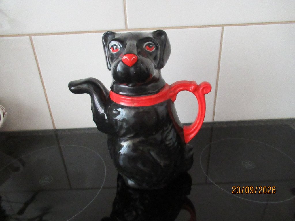 ANTIEKE ZWARTE THEEPOT- HOND- MOSA MAASTRICHT-CA 1920, Ophalen of Verzenden