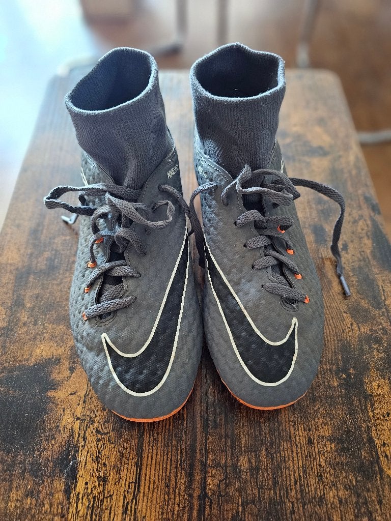 Nike dames voetbal schoenen maat 38,5, Maat XS of kleiner, Schoenen, Ophalen of Verzenden, Zo goed als nieuw