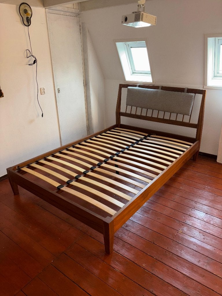 Made Design Tweepersoons Lattenbodem Bed Van Walnoot Hout, Tweepersoons, Ophalen of Verzenden, Zo goed als nieuw, 160 cm