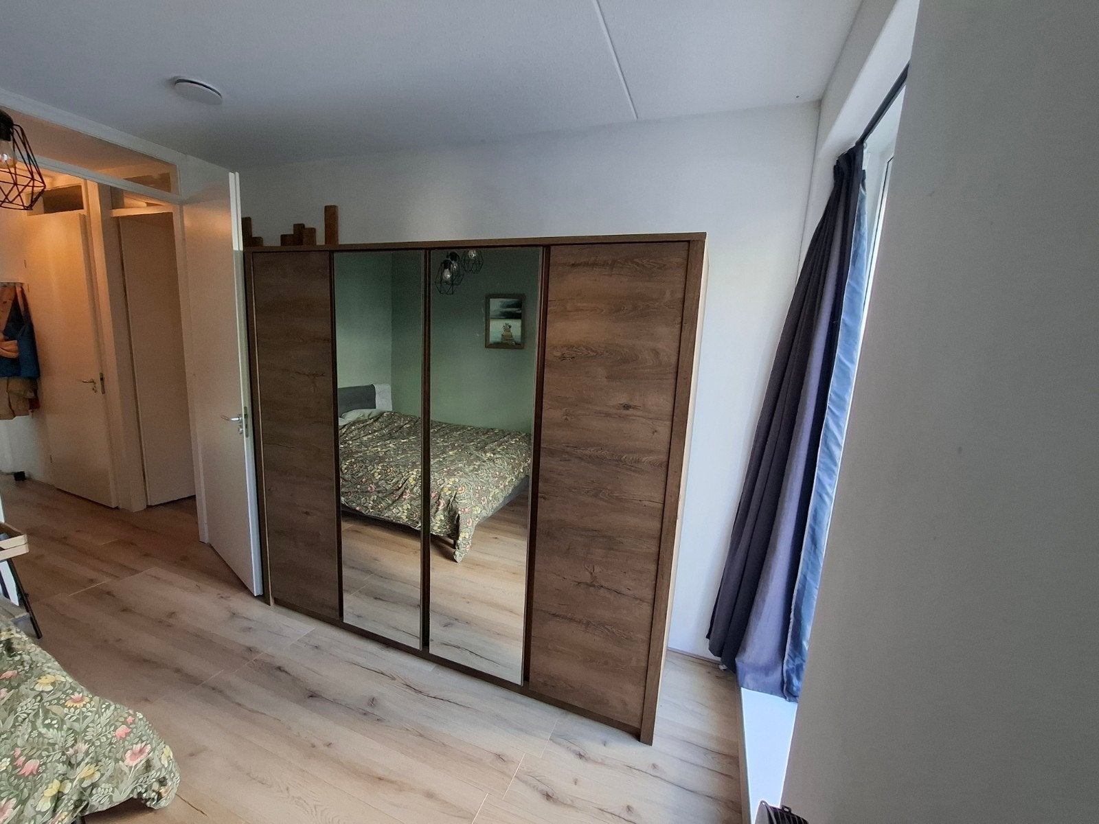 JYSK VEDDE kledingkast 220x197 cm met spiegel – goede staat, Ophalen, Met deur(en), Gebruikt, 200 cm of meer