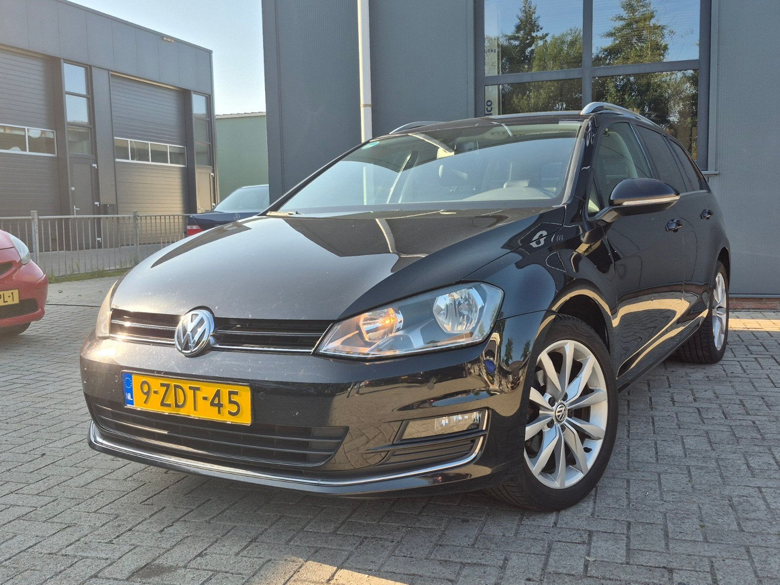 Volkswagen Golf Highline business APK NIEUW |DSG|Camera|Navi, Zwart, 4 cilinders, Leder en Stof, Zwart
