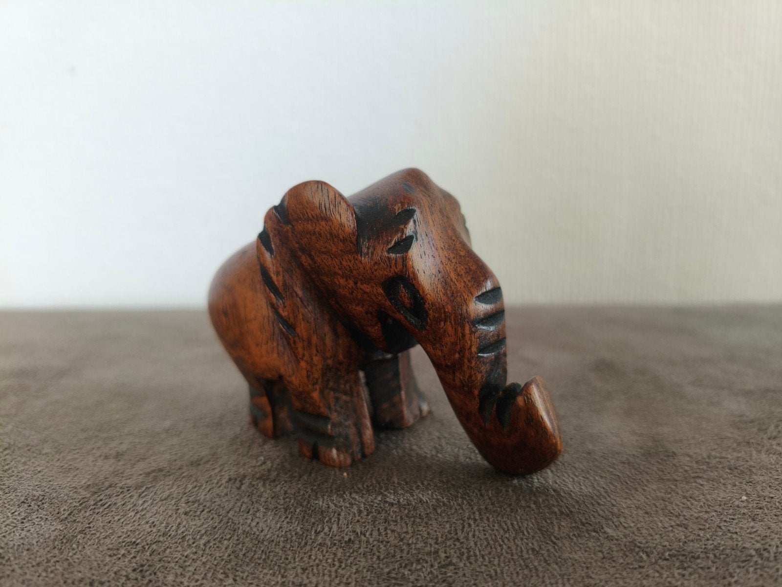 Houten Miniatuur Olifant - Handgesneden Decoratie, Huis en Inrichting, Hout, Gebruikt, Ophalen of Verzenden, Oosters