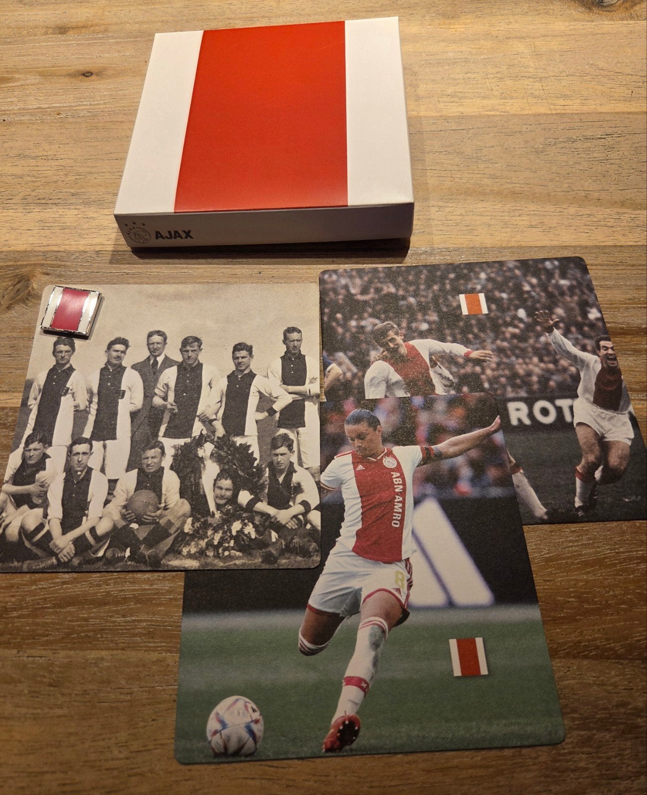 AJAX 125 jaar speldje in doosje met kaarten, Ophalen of Verzenden, Nieuw, Ajax, Overige typen