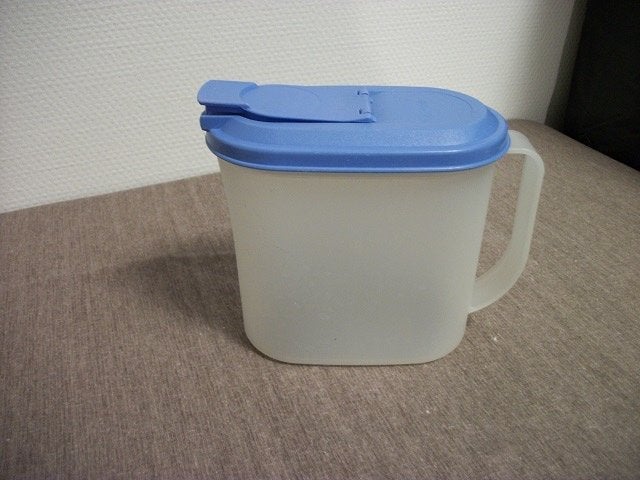 Tupperware Schenkkan ( lichtblauw deksel, 1 liter ), Huis en Inrichting, Keuken | Tupperware, Ophalen of Verzenden, Gebruikt, Beker of Kan