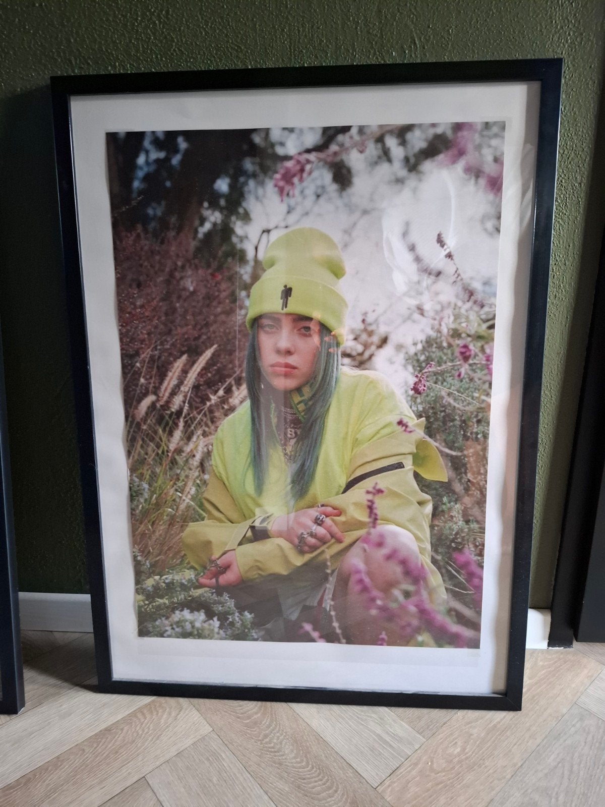 Billie Eilish poster in grote lijst, Ophalen, Zo goed als nieuw, Foto of Poster, 75 – 100