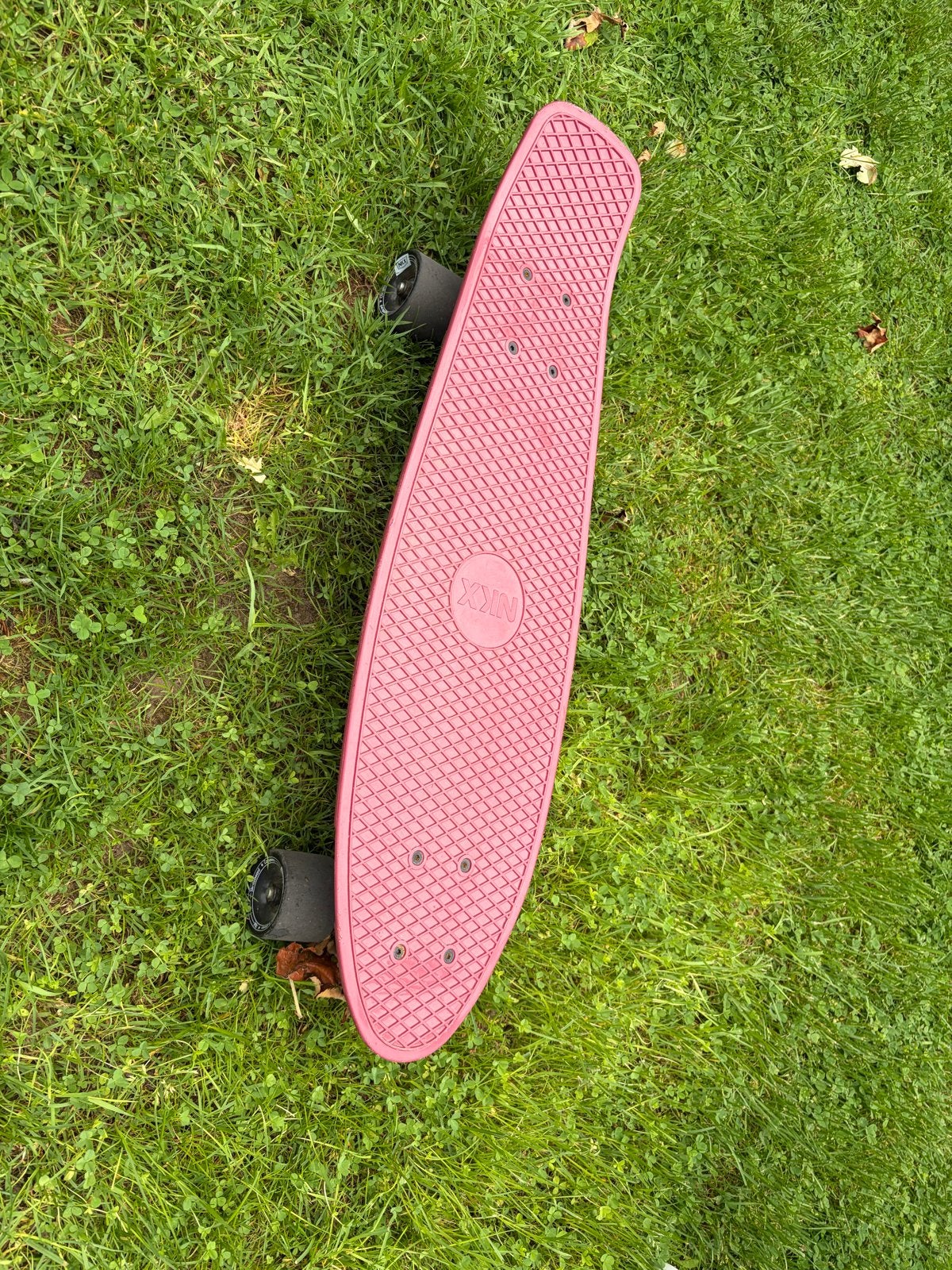 NKX Burgundy Deluxe Skateboard 27”, Sport en Fitness, Skateboarden, Ophalen, Gebruikt, Skateboard