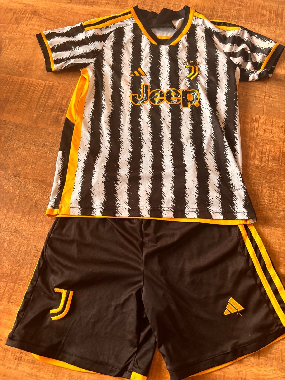 Juventus voetbaltenue - shirt en broekje, Ophalen of Verzenden, Zo goed als nieuw, Jongen of Meisje, Sport- of Zwemkleding