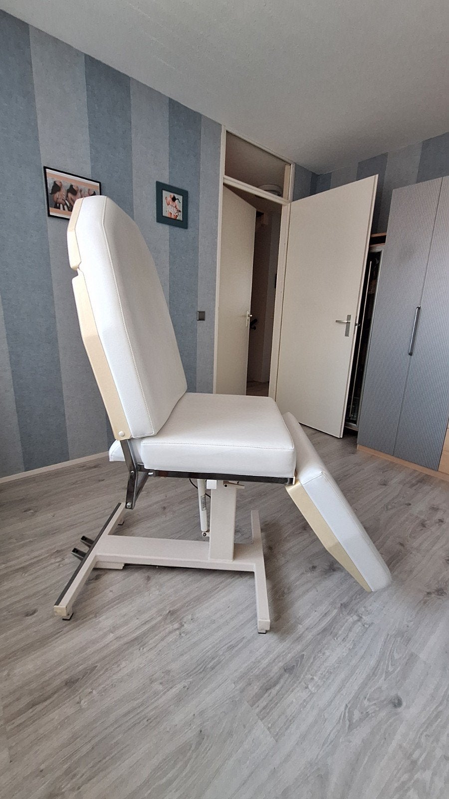 Behandelstoel met krukje en schoonheidssalon apparatuur, Ophalen, Gebruikt, Wit, Stof