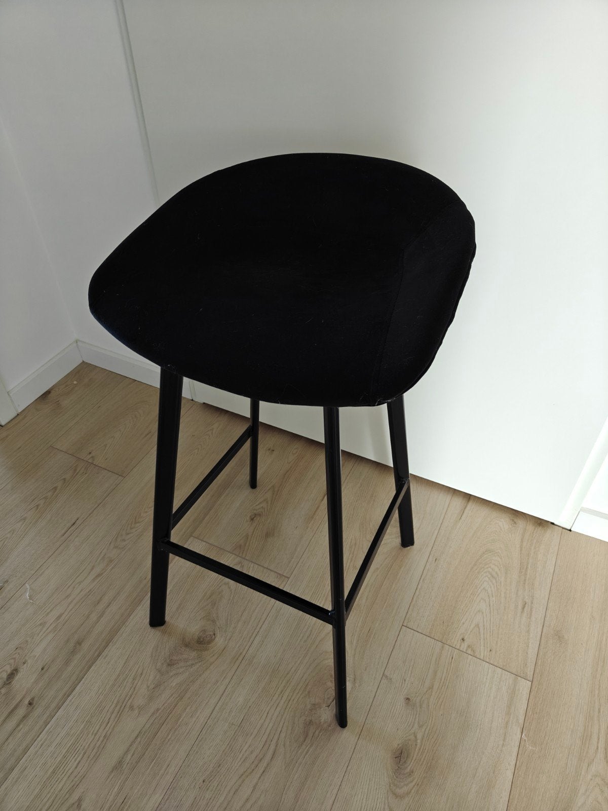 Zwarte barkruk "Finn" van Kick, Huis en Inrichting, Barkrukken, Ophalen, Met voetsteun, 60 tot 90 cm, Zo goed als nieuw