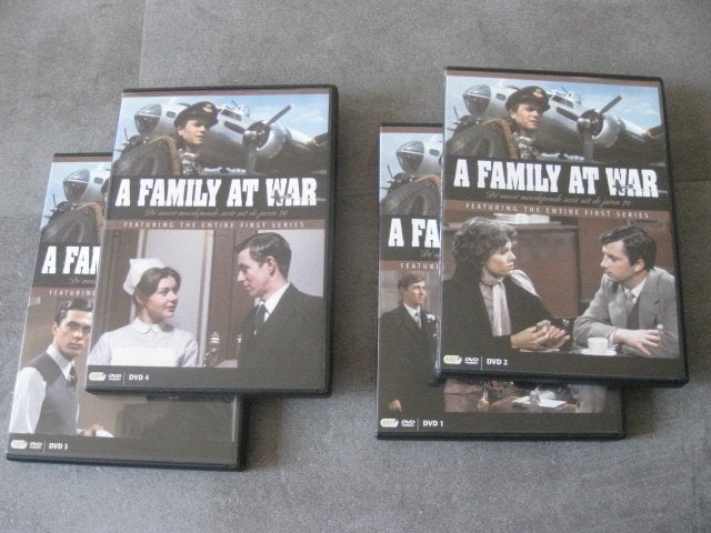 FAMILY AT WAR - SEIZOEN 1 alle 13 afleveringen als 4 DVD SET, Vanaf 12 jaar, Ophalen, Zo goed als nieuw