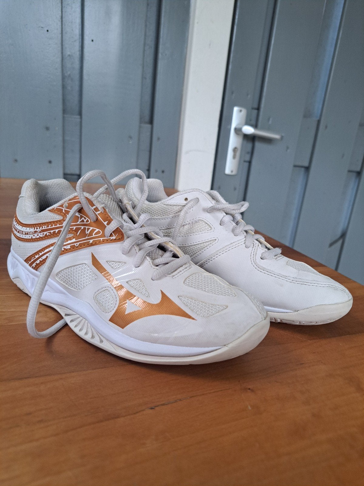 Mizuno Sportschoenen - Maat 34.5 - Wit/Goud, Kinderen en Baby's, Kinderkleding | Schoenen en Sokken, Ophalen of Verzenden