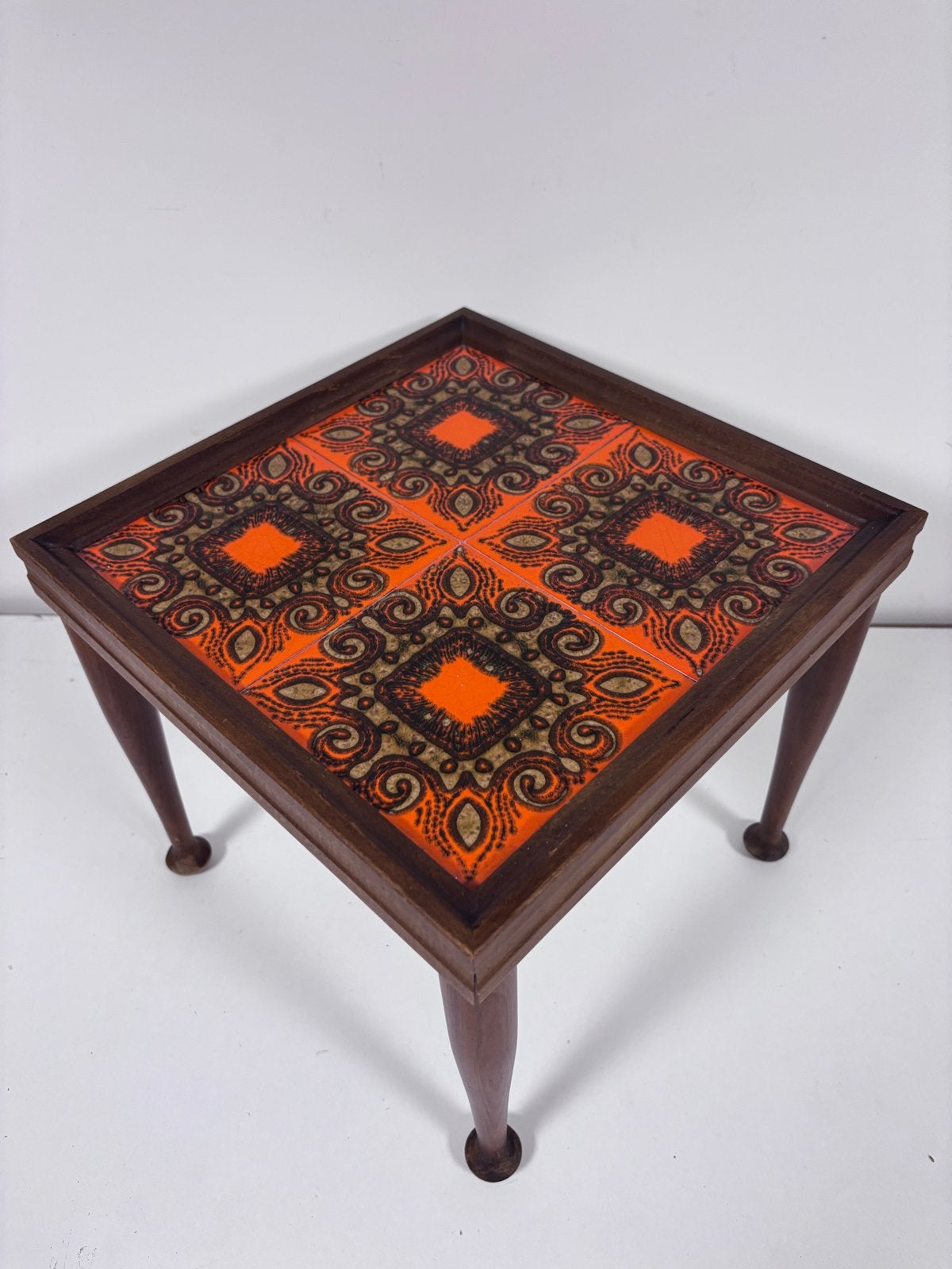 Vintage bijzettafel met tegelblad, oranje/bruin geometrisch, Huis en Inrichting, Tafels | Bijzettafels, Minder dan 45 cm, Minder dan 55 cm