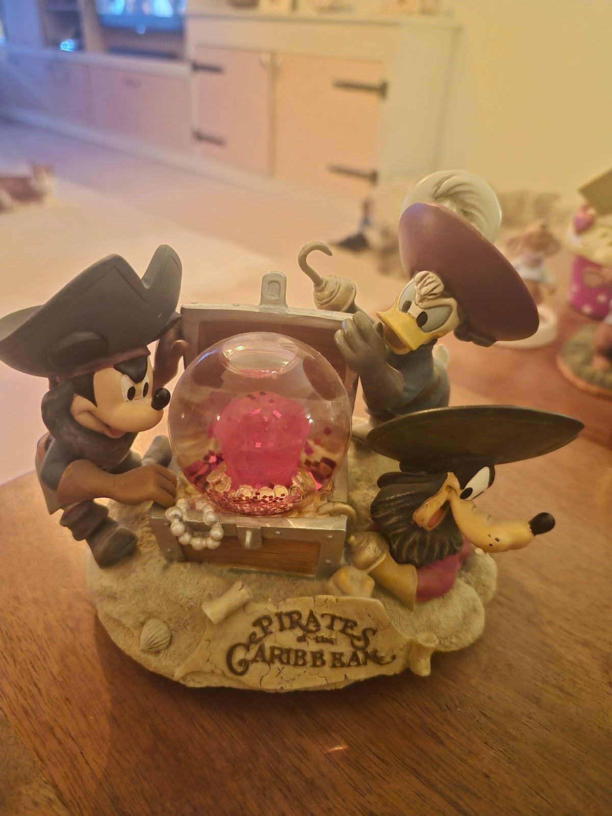 Originele Disney Snowglobe - Pirates of the Caribbean (Micke, Ophalen of Verzenden, Mickey Mouse, Nieuw, Beeldje of Figuurtje