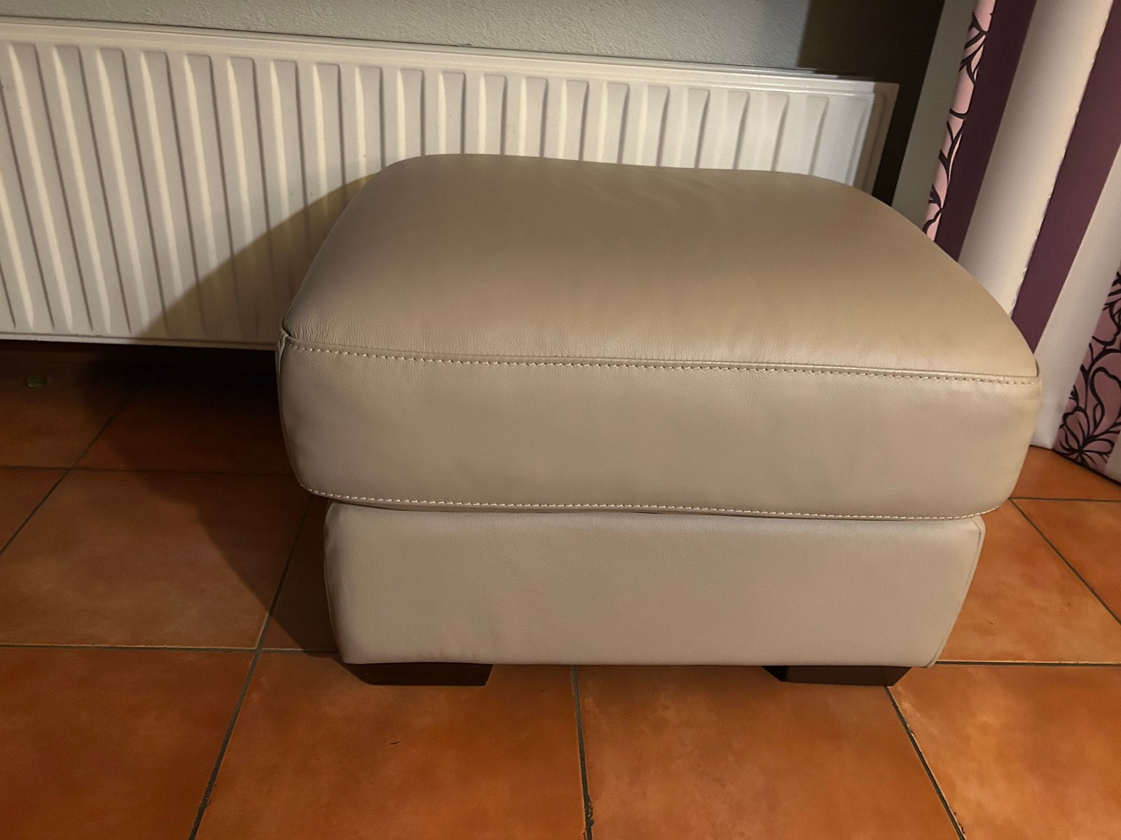 Comfortabele lederen hocker - Beige, Ophalen, Gebruikt, Past bij vele stijlen., 50 tot 75 cm