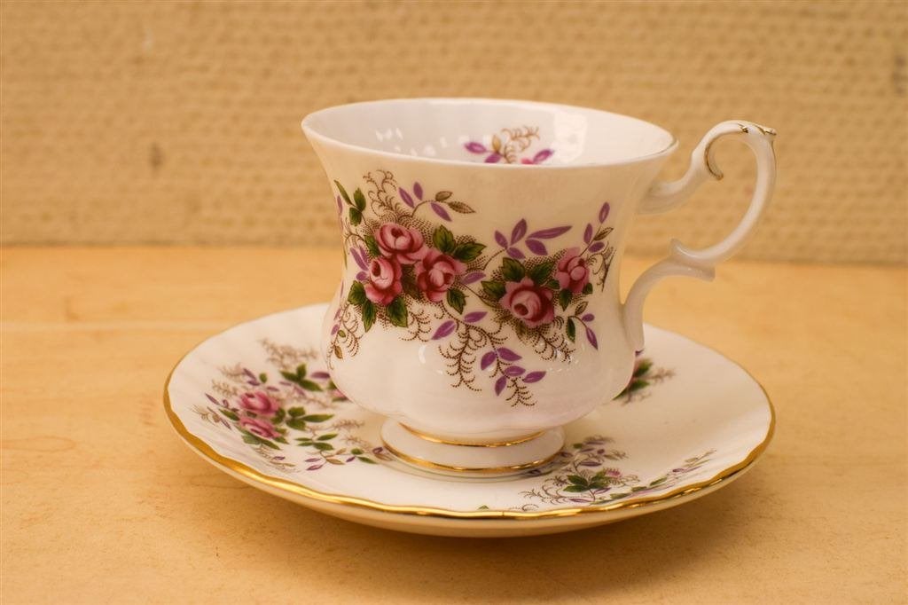 Royal Albert porseleinen 3 kopjes en 3 schotetjes 44005, Gebruikt, Ophalen of Verzenden, Bord(en), Overige stijlen