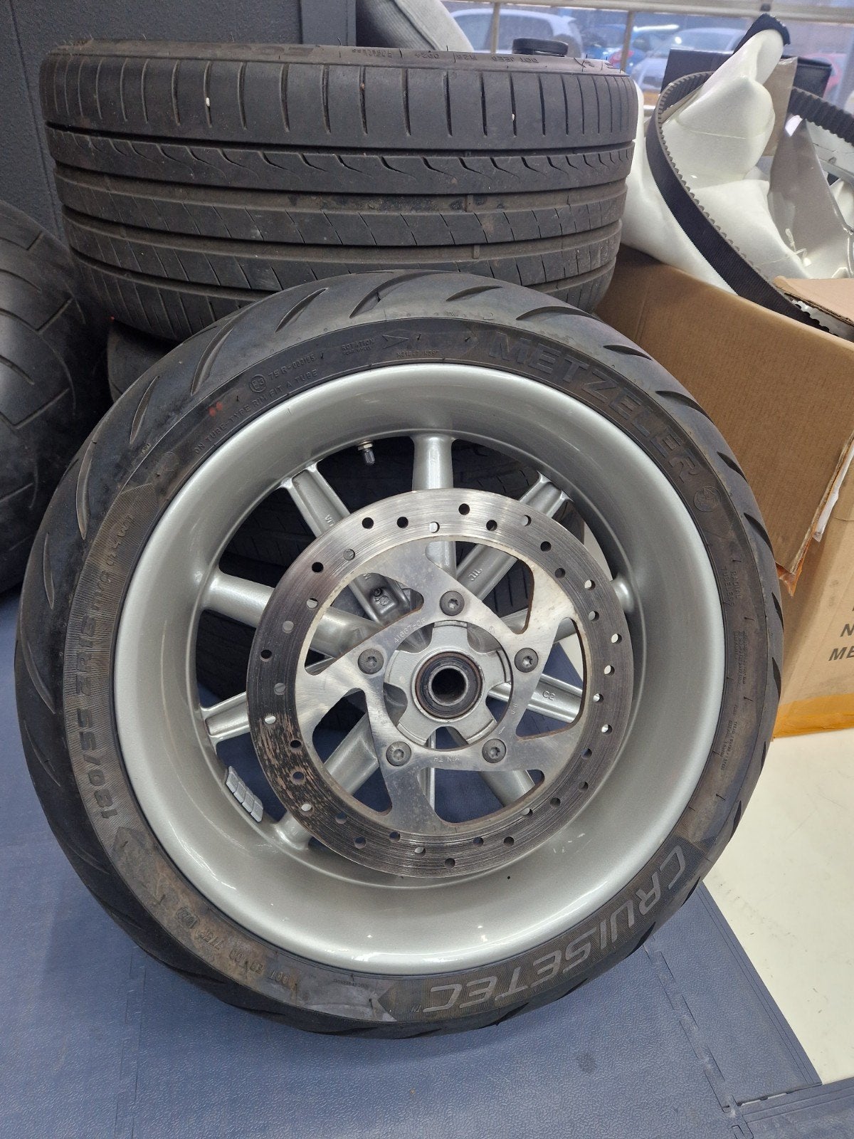 Velg Harley Davidson V rod met Nieuwe Metzeler band, Motoren, Ophalen of Verzenden, Nieuw