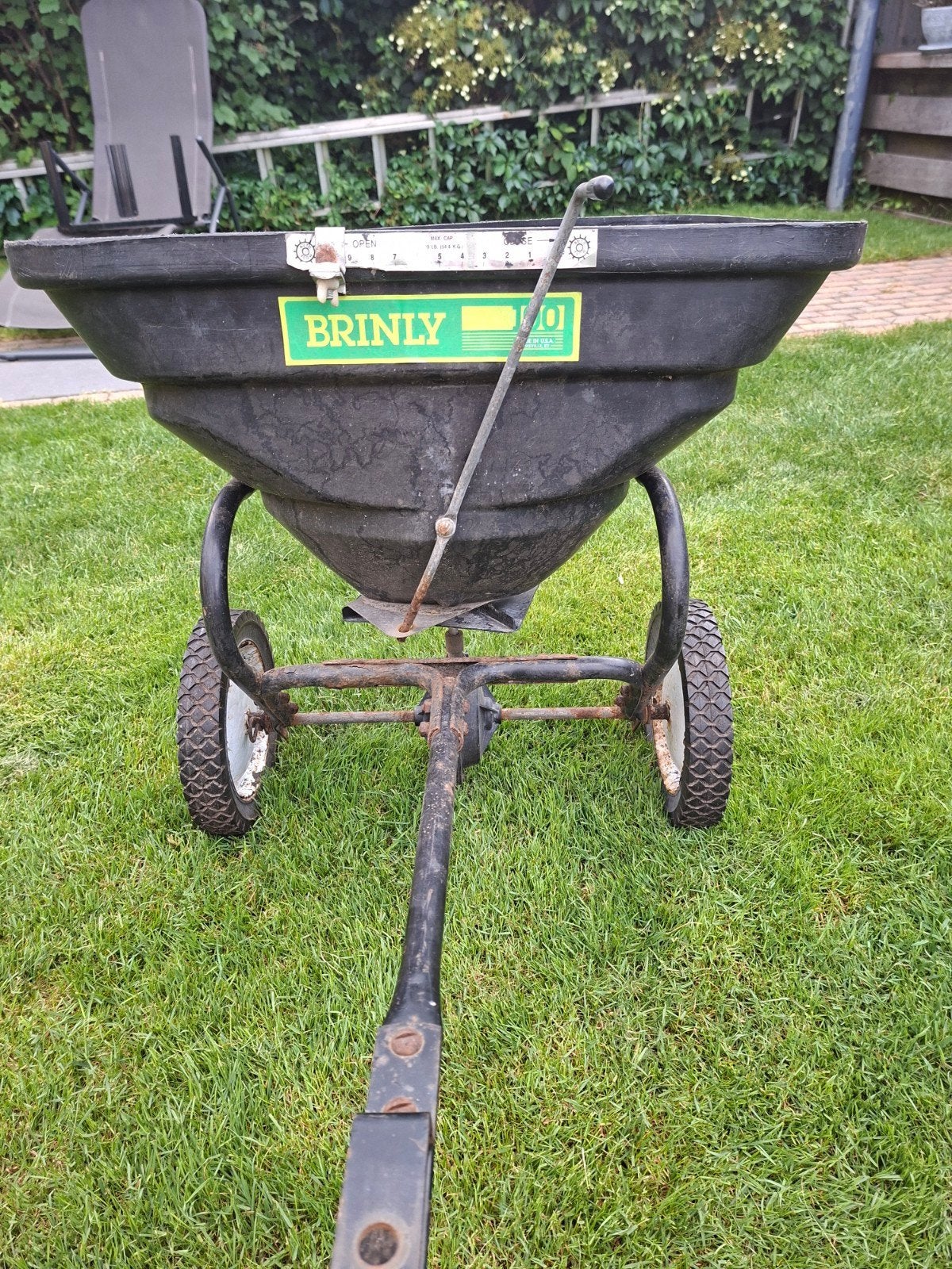 Brinly Strooier voor achter de zitmaaier, Ophalen, Gebruikt