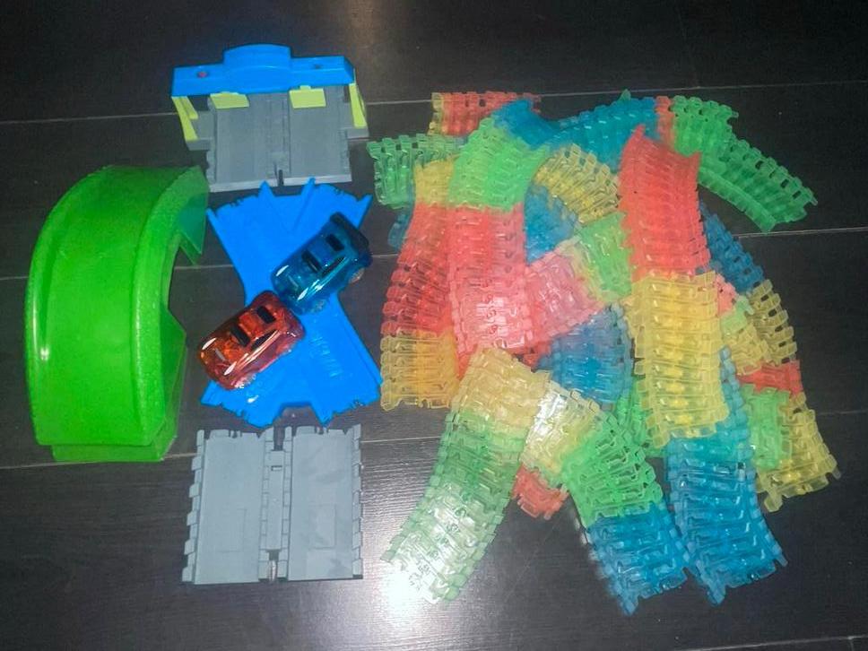 Glow in the dark racebaan met flexibele baan - incl 2 auto’s, Kinderen en Baby's, Speelgoed | Racebanen, Overige merken, Racebaan