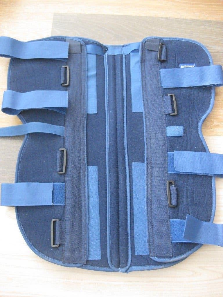kniebrace met 3 panelen van Actimove, maat L (60 cm), Diversen, Ophalen of Verzenden, Zo goed als nieuw
