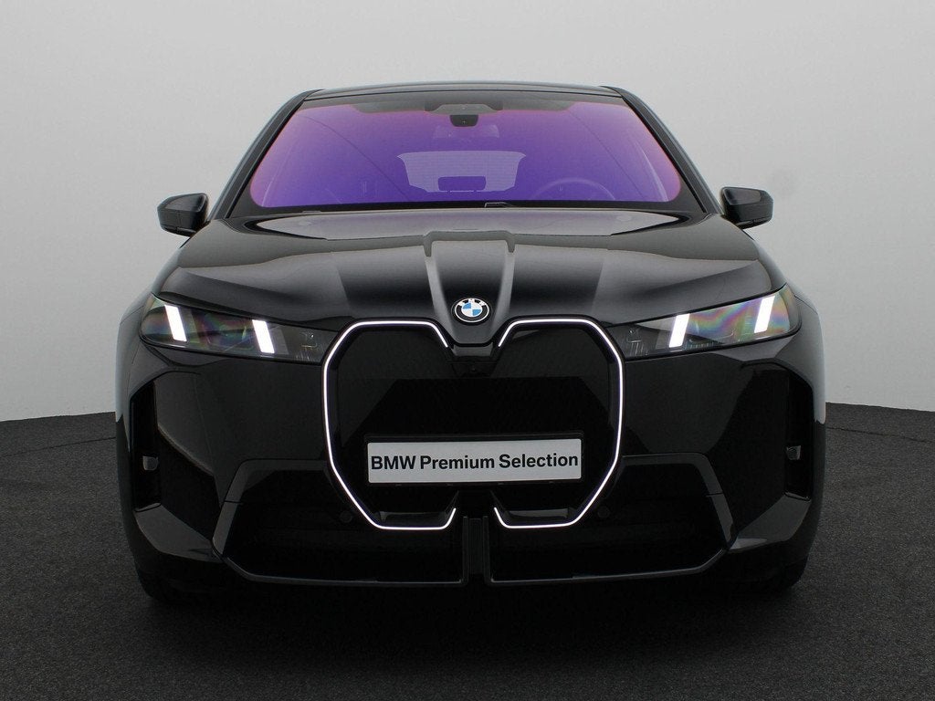 BMW iX xDrive60 112 kWh M Sportpakket Pro | Stoelventilatie, Auto's, BMW, Automaat, Stof, Zwart, Met garantie (alle)
