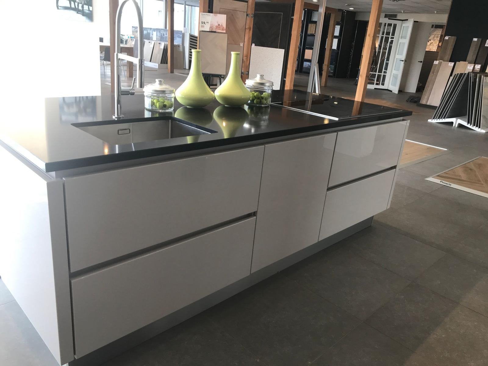 Nieuw Keukenblad - natuursteen - zwart met inbouw gootsteen, Huis en Inrichting, Keuken | Complete keukens, Ophalen, Zo goed als nieuw