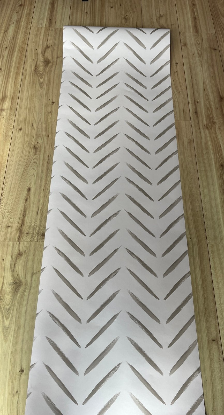 Vliesbehang Chevron Brush Marks patroon - Taupe 4 rollen, Overige merken, Modern, Ophalen of Verzenden, Grijs