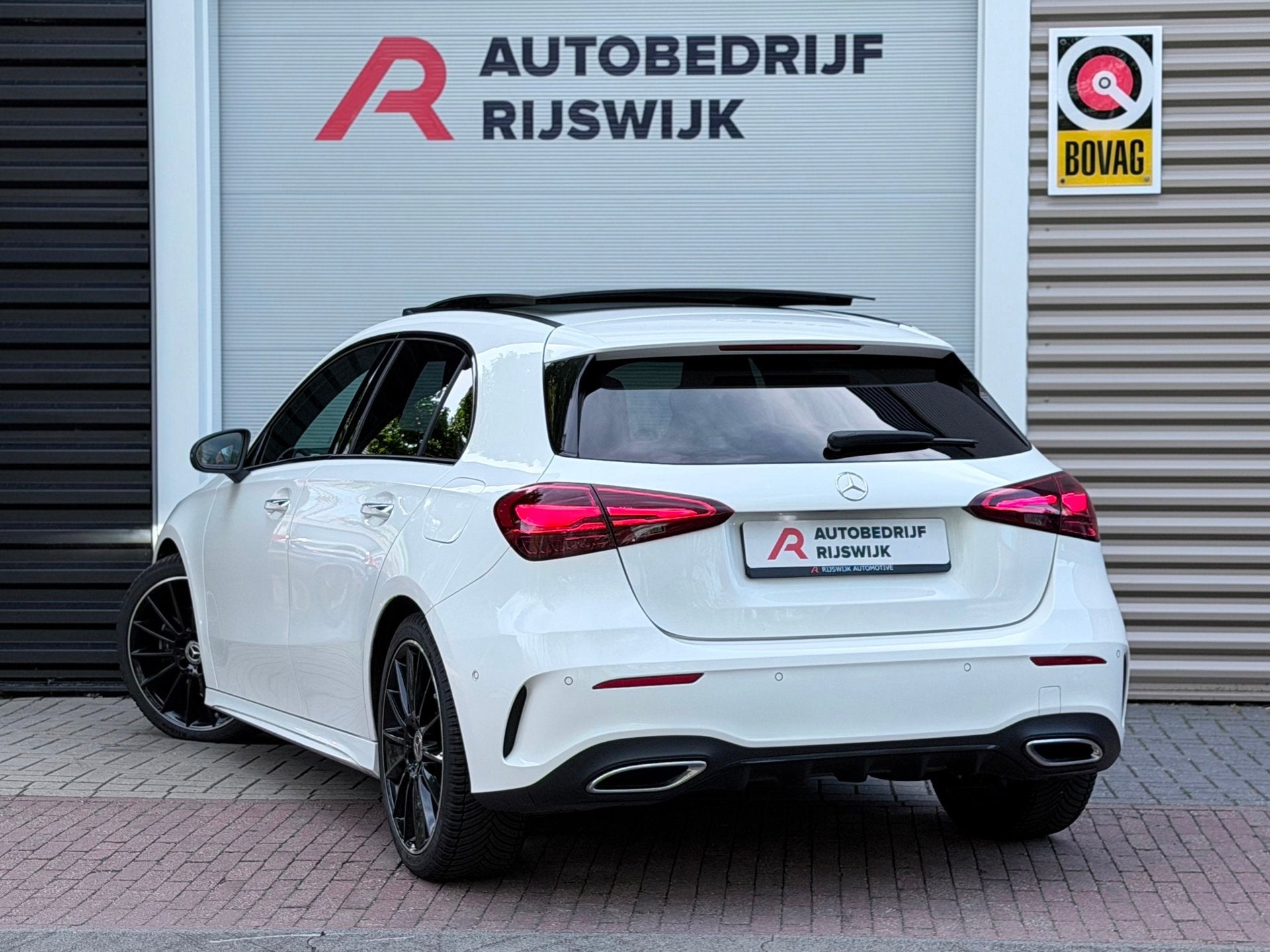 Mercedes-Benz A-klasse 180 AMG Night Edition Pano/Camera/Sfe, Auto's, 12 maanden, 136 pk, Gebruikt, Alcantara