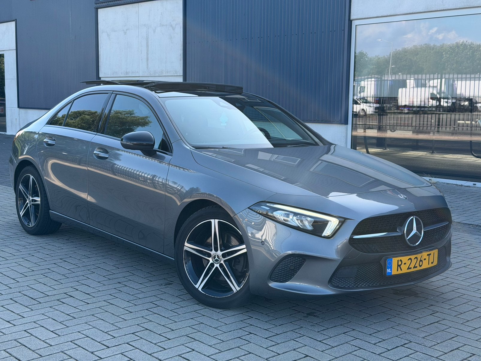 Mercedes-Benz A-Klasse A 200 |PANO|163pk|Dealer onderhouden|, Auto's, Mercedes-Benz, 4 cilinders, Open dak, 163 pk, Leder