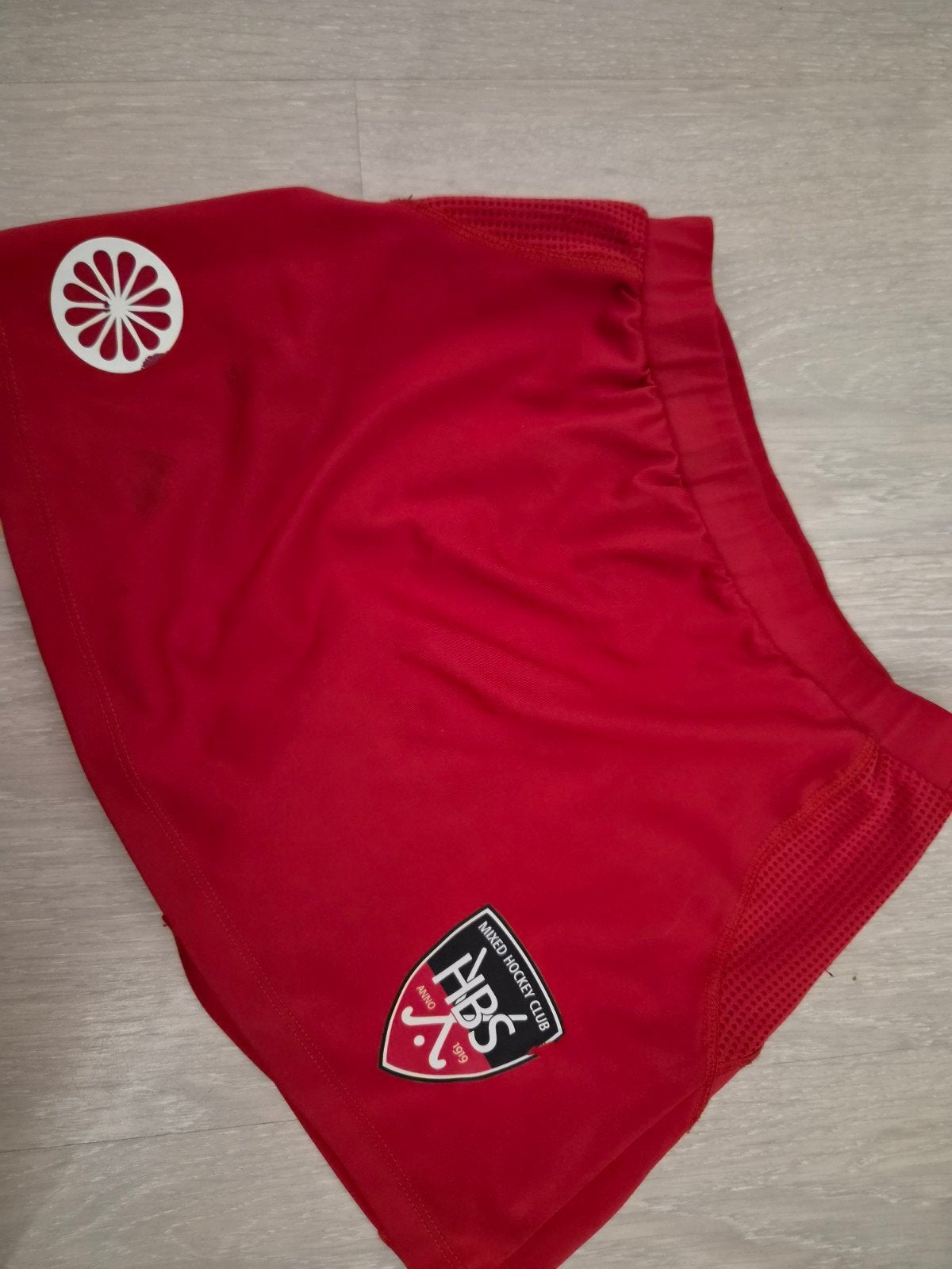 Rood sportbroekje maat 140 (HBS Hockey Club), Kinderen en Baby's, Kinderkleding | Maat 140, Ophalen of Verzenden