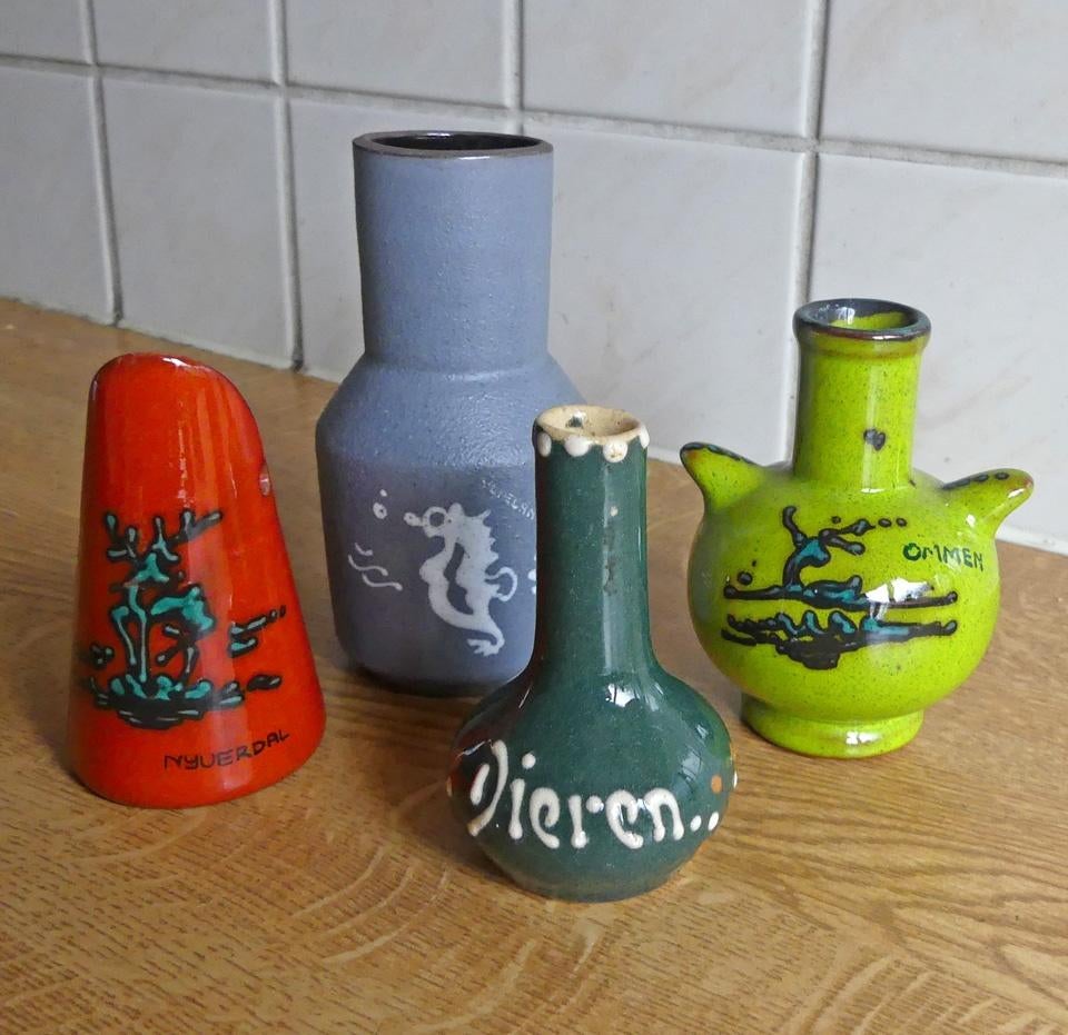 Souvenir vaasjes Nederlands kleurig vintage souvenirvaasje, Gebruikt, Overige kleuren, Aardewerk of Porselein, Ophalen of Verzenden