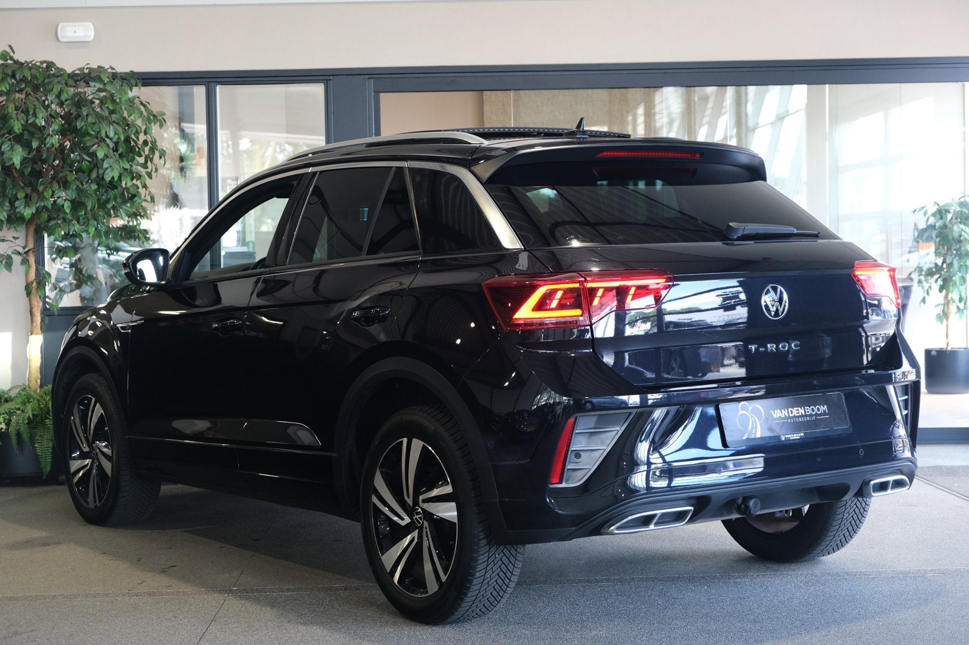 Volkswagen T-Roc 1.5 TSI 2x R-Line 150PK DSG Facelift Pano V, Zwart, 4 cilinders, 150 pk, Bedrijf