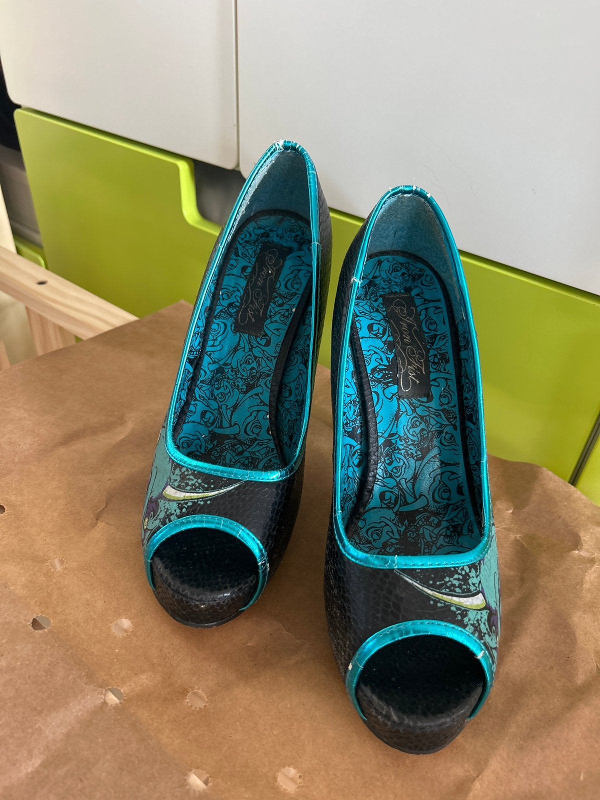 Iron Fist Peep-toe Pumps - Zwart met Turkoois Drakenprint, Ophalen of Verzenden, Gedragen, Zwart, Pumps