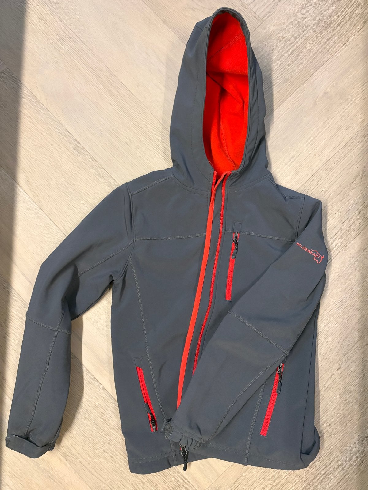 Softshell grijze regenjas met rode voering maat 146/152, Ophalen of Verzenden, Gebruikt, Jongen of Meisje, Jas